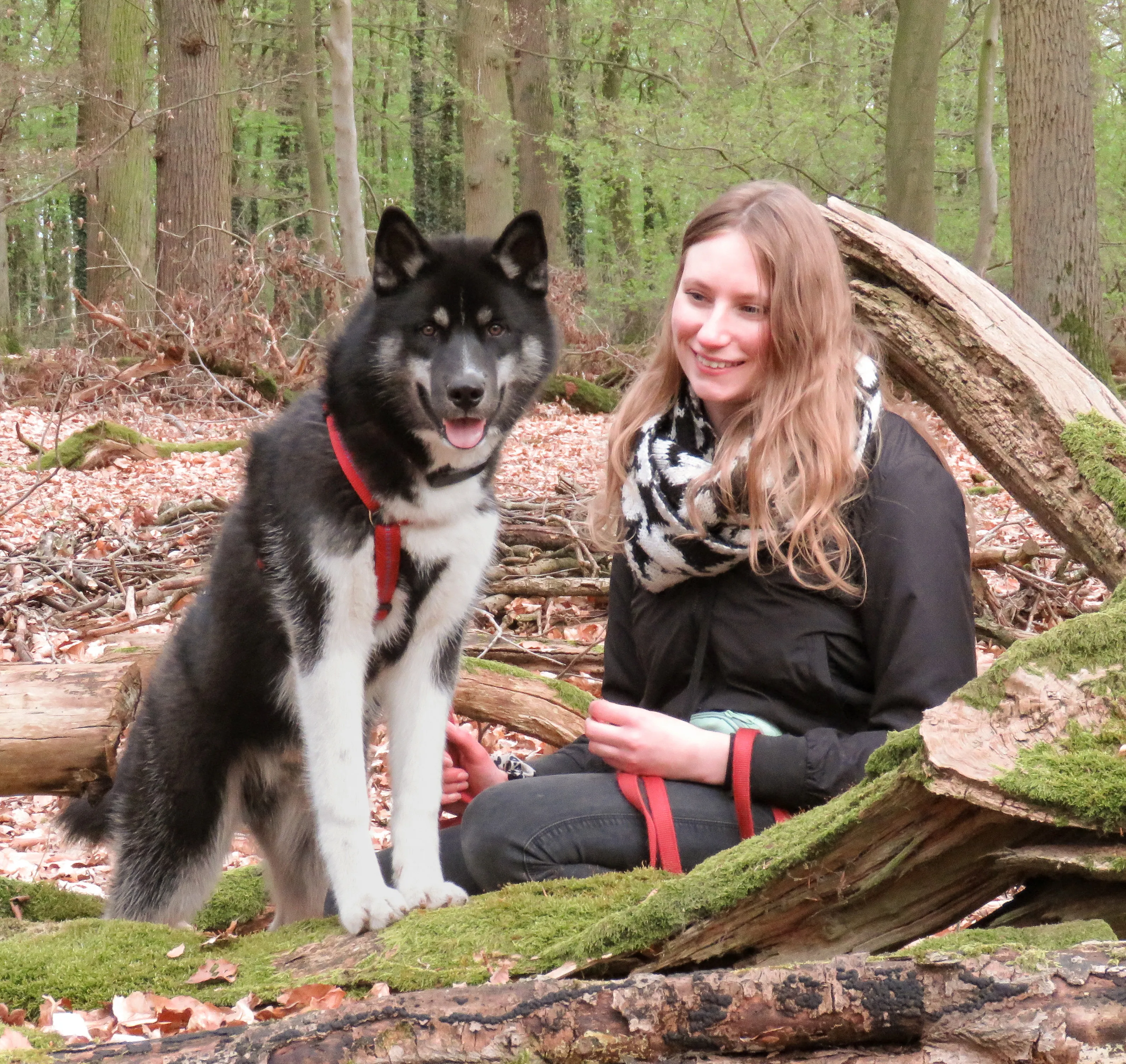 Jessica mit ihrem Hund im Wald